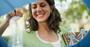 proceso de reciclaje de una botella de plástico