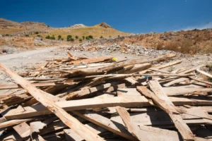 Madera reciclada obtenida de residuos en vertedero como alternativa ecológica en la economía circular
